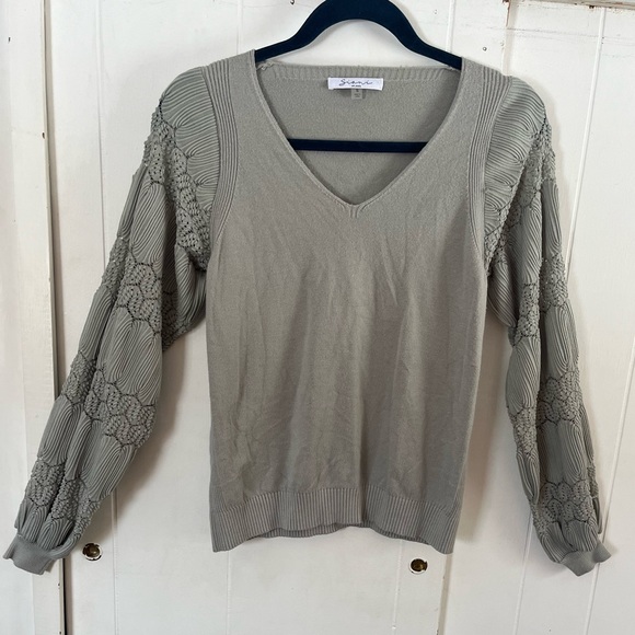 Sioni Sweaters - Sioni Milano Gray Pleated V-Neck Woman’s Sweater With Lacey Textured Sleeves